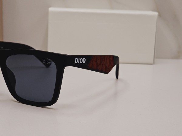 DIOR_327_BLACKRED