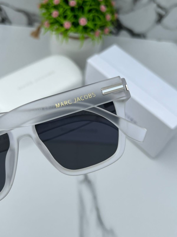 MARC JACOBS 1002 WHITE BLACK