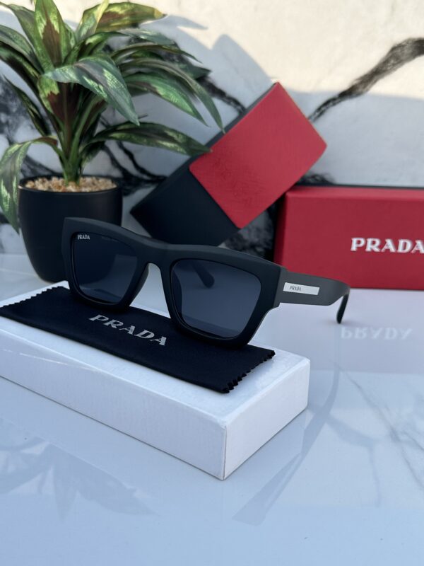 PRADA_05_FULLBLACK